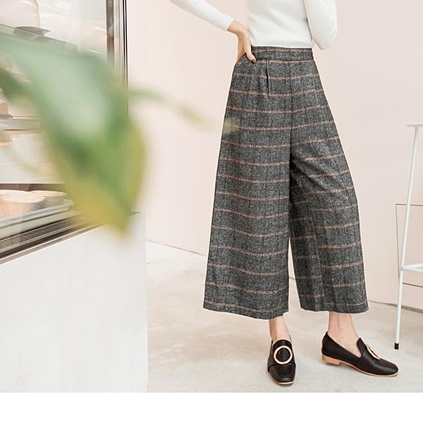 格紋的簡單配色塑造出休閒的視角n搭配素面的上衣簡單襯托出英國文青女孩風