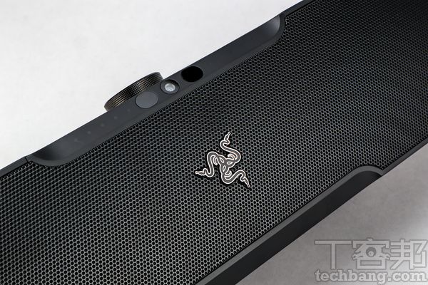 金屬網罩  內建五個並列式2 吋全音域驅動單體，外部以金屬網罩覆蓋，並綴以 Razer Logo。