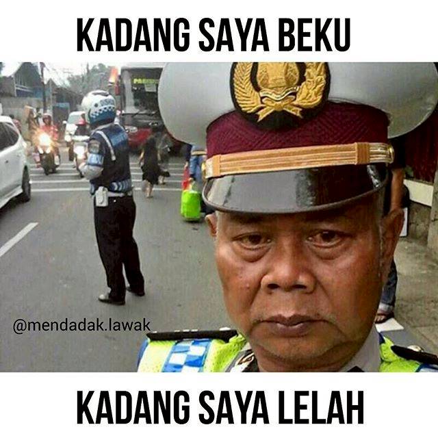 Foto Polisi Ini Mendadak Viral karena Gaya Selfienya yang Unik