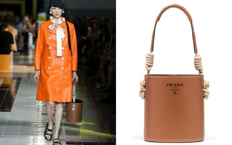 特殊的繩結提帶，讓簡約的皮革包型多了變化。PRADA Leather bucket bag with cord detail 包／約69,200元（圖／品牌提供）