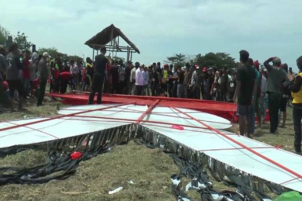 Bupati Pun Ikutan Menerbangkan Layang Layang Raksasa Sindonews Line Today