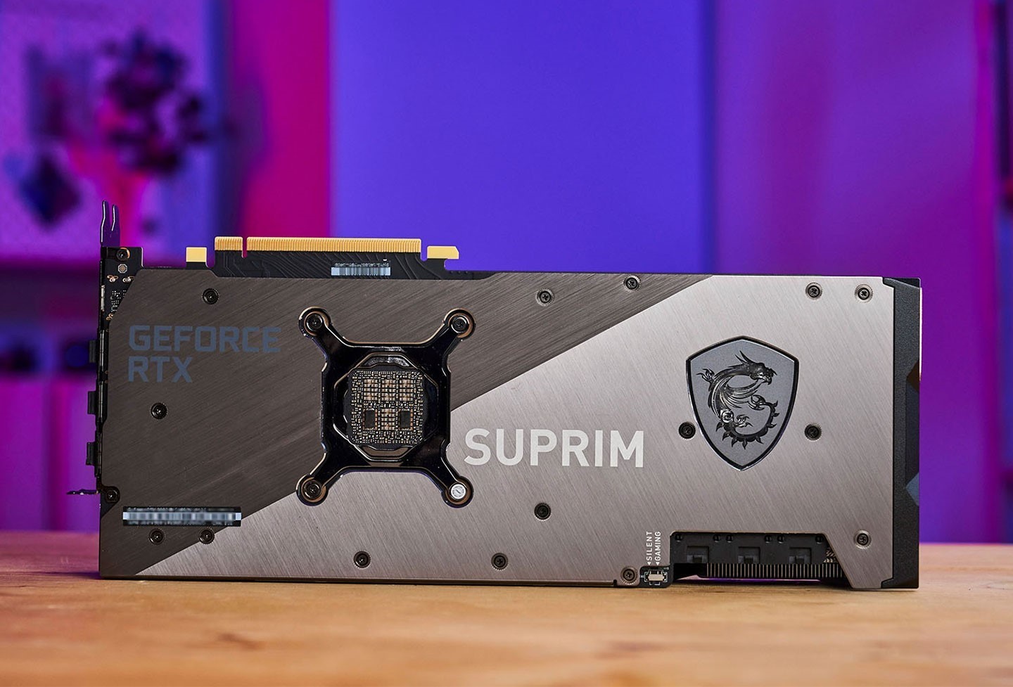 背面使用了大面積的金屬強化材質，並配置了多個散熱貼片，架構出內部的散熱通道。