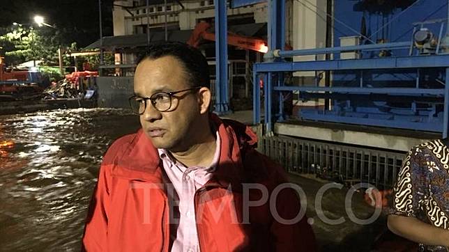 Gubernur DKI Jakarta Anies Baswedan meninjau tinggi air di pintu air Manggarai Jakarta Selatan pada Rabu malam, 1 Januari 2020. Tempo/Taufiq Siddiq