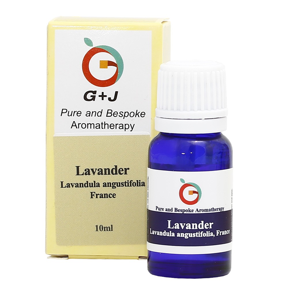 商品介紹✓紓壓放鬆，安定舒眠✓水蒸餾花朵尖端而成，呈淡琥珀黃色✓濃厚的花草香，栽培於高緯度地區✓居家隨手可得的療癒氣息，隨時都像走入薰衣草林商品資訊品 牌：G+J保存期限：1095天適用人群：大眾人群