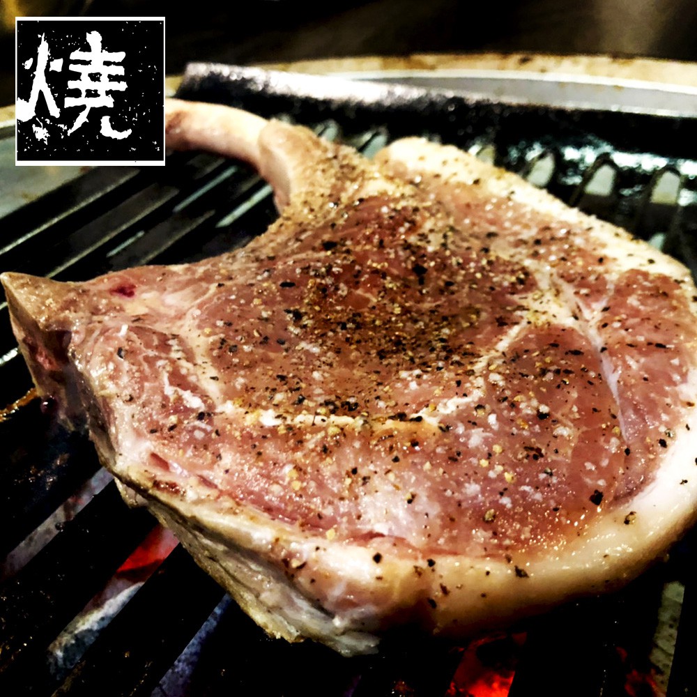 1.憑本券可兌換誠實樵夫頂級肉品四人套餐(經典韓式風味小菜/包肉生菜/1983黑毛戰斧豬排/嚴選美國Prime肩胛肋眼/特選梨汁醬醃帶骨牛小排/Top choice板腱牛排/經典韓式豬五花/自製韓式梨