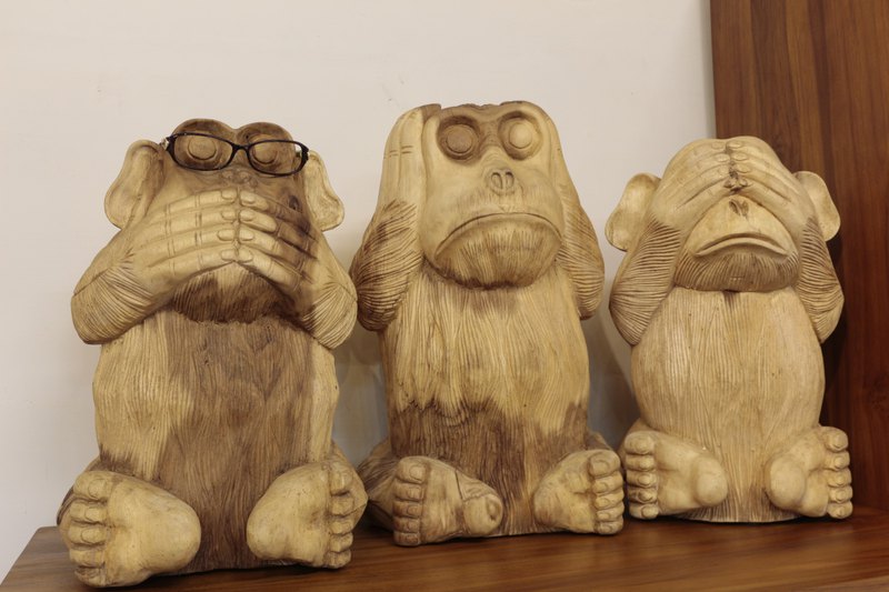 非禮勿視/勿聽/勿言 木雕猩寶三兄弟，東方哲學的禪意，人與人相處的智慧，猩寶三兄弟做了最好的體現。尺寸﹔三隻略有不同，直徑25-30 x 高42-46 (公分)