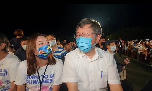 「紙風車台灣鄉村卡車藝術工程」到宜蘭運動公園演出，民眾黨黨主席柯文哲到場觀賞，被問及對宜蘭選情有何看法，他說，「唉呦，Do our best」。（記者林坤瑋攝）