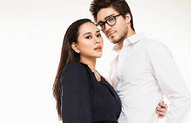 5 Potret Cantik Aura Kasih Setelah Melahirkan Hot Mama Banget
