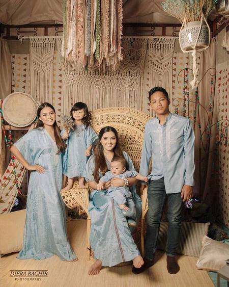 Cantik Cute, Saat Selebritis Kembaran Kaftan Dengan Putri Mereka