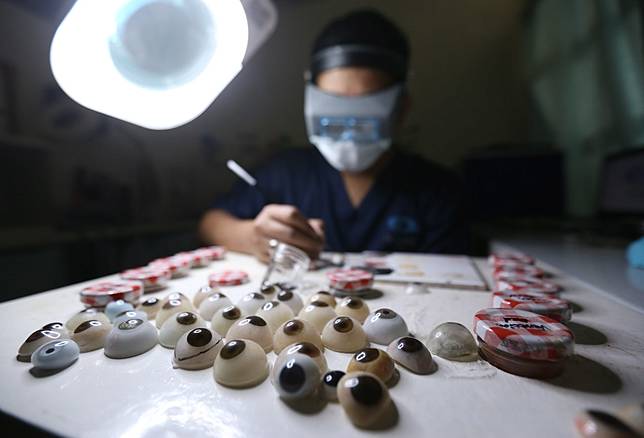 Rizwan Ilyasin, seorang Okularis atau pembuat bola mata palsu, saat membuat bola mata palsu di Ciputat, Tangerang Selatan, Banten, Rabu (10/01/2018). Bola mata palsu yang berbahan baku akrilik ini diperuntukan untuk penyandang tunanetra yang berfungsi mencegah jatuhnya kelopak mata serta menjaga agar air mata dan kotoran dapat mengalir kesalurannya. Harga satu bola mata mencapai Rp7 juta.. (KOMPAS.com / ANDREAS LUKAS ALTOBELI)