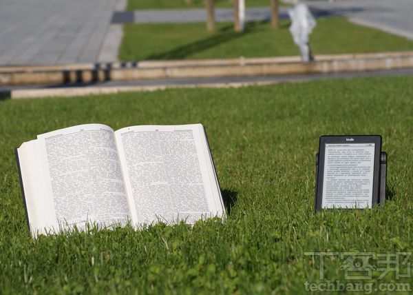 電子墨水的成像方式類似印刷，故其文字亦具備紙本書的質感，在陽光下也能清楚辨識。