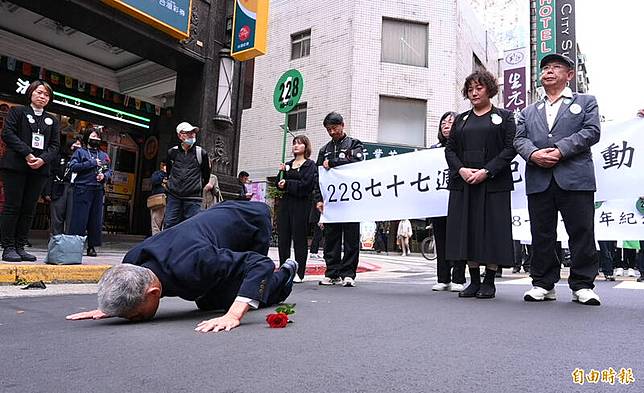 林宗正牧師在天馬茶房前獻花、跪地親吻土地。 (記者劉信德攝)