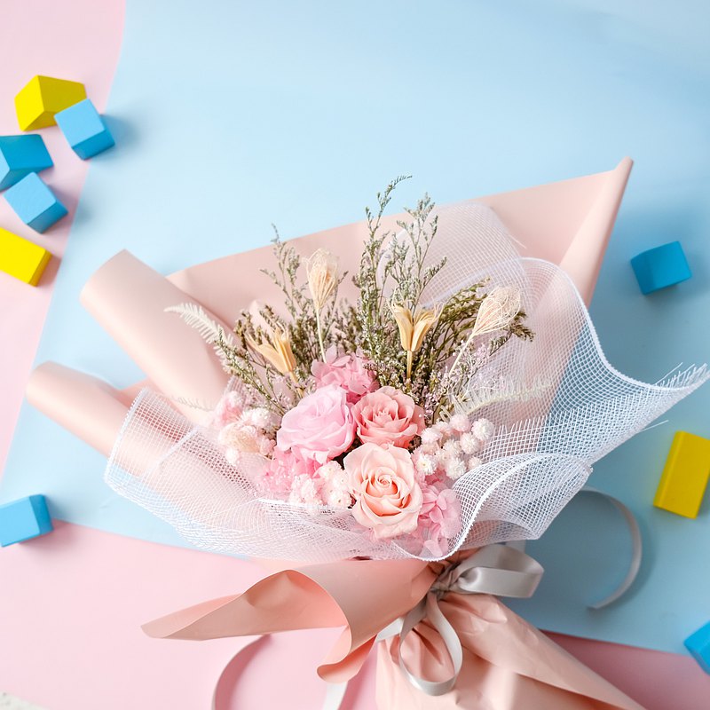 用玫瑰致敬我們的友情，願你我都能記住青春帶給我們的美好。