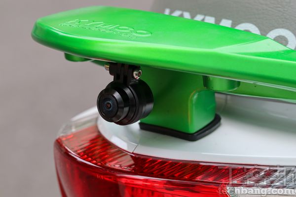 行車記錄器只有電子防震，安裝時盡量避開塑膠車殼而選擇金屬支架部位，可以減緩影片晃動狀況。