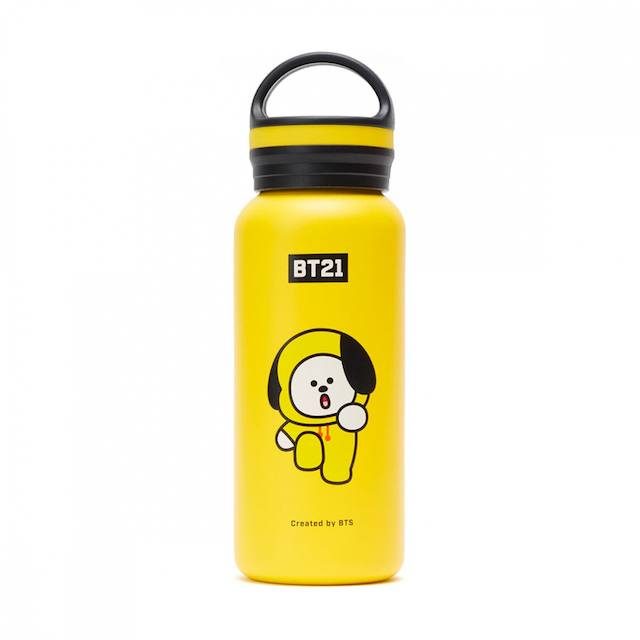 BT21 CHIMMY 隨身保溫瓶 俐落時髦的設計圖，方便攜帶的提手把，保溫效果可高達6小時，冬天最夯的居家用品。 產地：中國 容量：473ml 尺寸：22.5 * 7 CM 瓶內材質：304不鏽鋼 