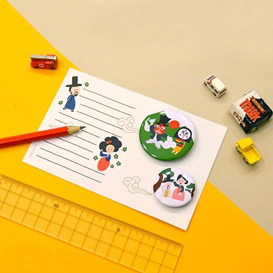 ●可愛插畫設計帶你穿梭韓國古今 ●附贈卡片14x9cm ●每組一大一小兩個徽章 ●趣味徽章亮面處理極具質感