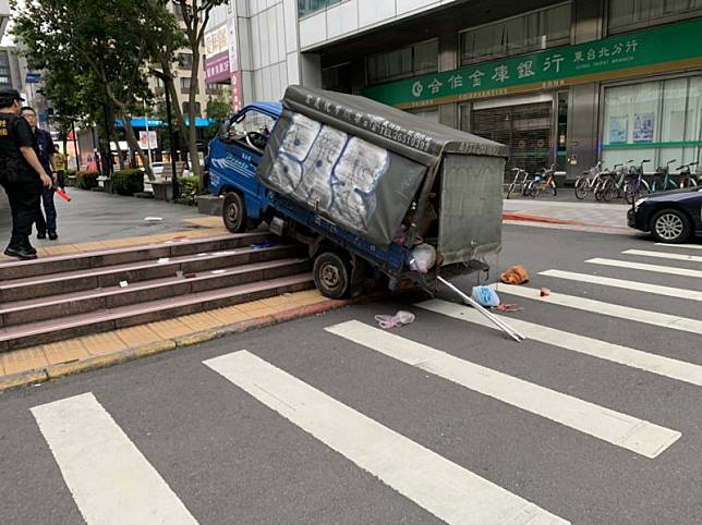 小貨車衝上捷運國父紀念館站階梯夫妻遭撞天人永隔 自由電子報 Line Today