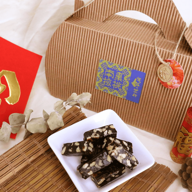 讓您一吃就愛上！『午後小食光』年節堅果糖手提禮盒，有南棗核桃糕、台灣包種茶杏仁牛軋糖、夏威夷豆牛軋糖可挑選，無添加防腐劑、人工香料、人工色素、滿滿堅果仁，甜而不膩，是長輩和年輕人都愛吃的新養生甜點首選