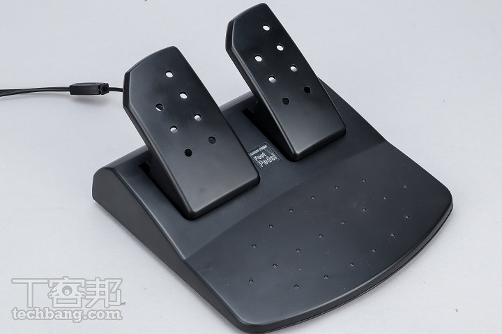 雖然少了離合器踏板有些可惜，但雙踏板可應付加速、煞車需求，已經算是非常夠用。