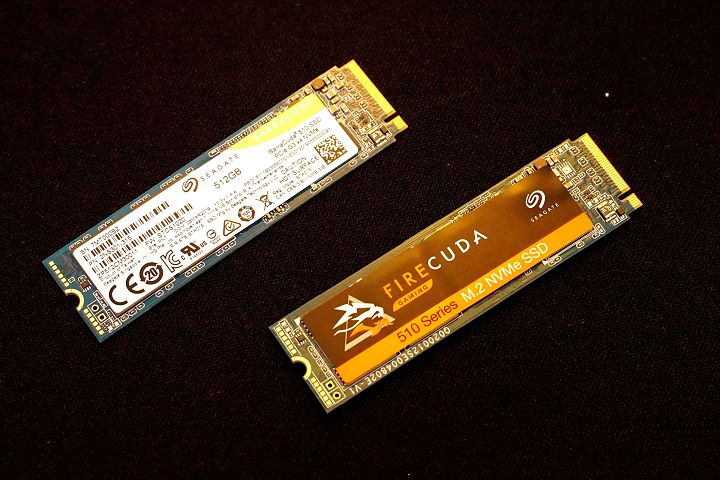 Seagate BarraCuda 510 SSD（左）與遊戲電競專用的FireCuda 510 SSD（右）。