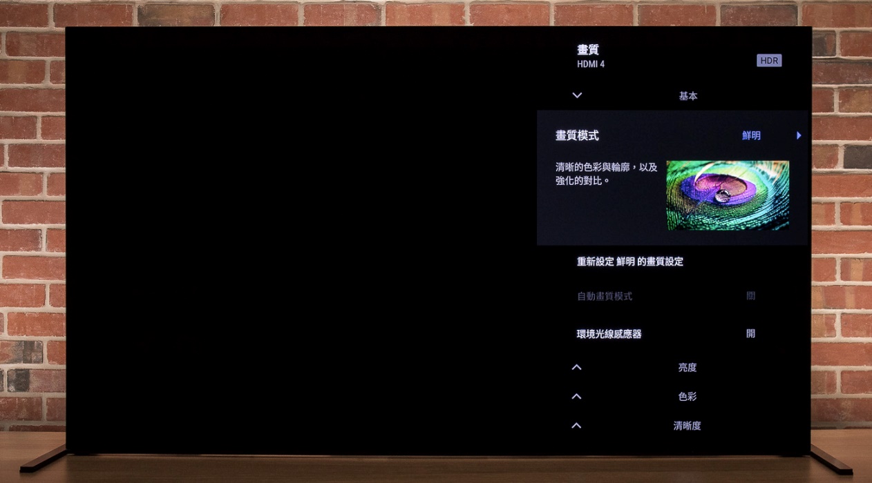 進入「顯示與聲音」後可以看到畫質模式，小編建議這個參數在架設好 XRM-65A90J 後要優先設置。