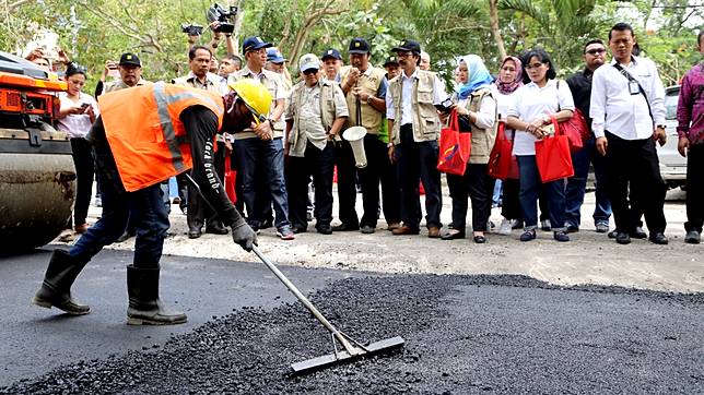 Jalan Aspal dengan Campuran Limbah Plastik Mulai Dibangun di Bali