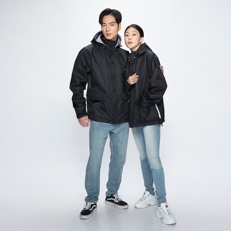 採用頂級滑雪裝布料更耐磨/ 耐水壓測試達30,000公厘以上 /透濕度實驗達 10,000 g/m2/24hr以上/加大反光LOGO