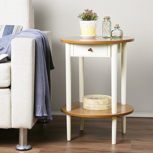 《鄉村趣》古木調圓形茶几邊桌，沒有任何銳角沒有碰撞危險的圓形桌面，可愛小巧造型適合放置於沙發或者床邊當成側邊茶几桌使用，上面有一個收納的小抽屜，收納文具、筆記本、乳液等小物非常適合，下方則有一個圓形置