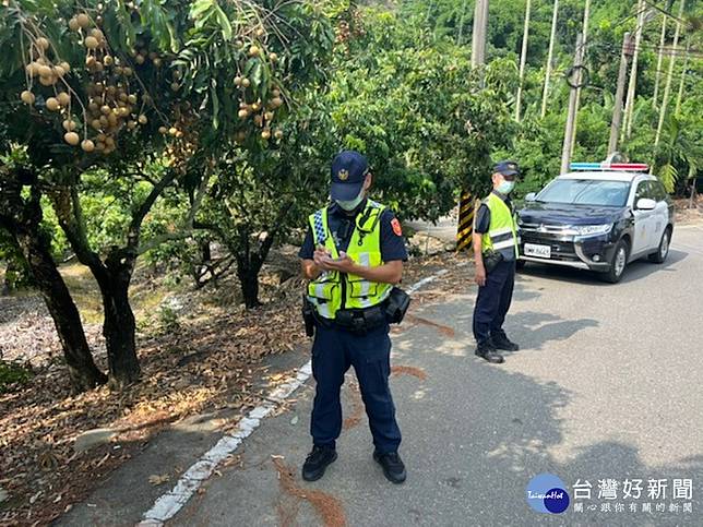警方護農防龍眼被偷。林重鎣
