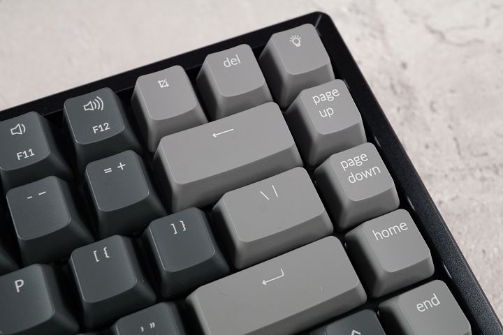 編輯鍵區的按鍵配置比較近似於筆電鍵盤，排列於最右側，可進一步縮減鍵盤尺寸，最右上角為燈效切換鍵。