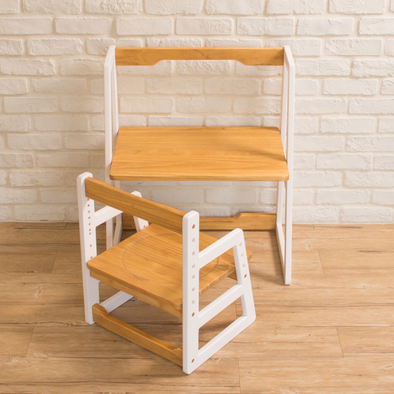 小空間小坪數家庭第一選擇！。一桌一椅三千有找！省空間也省荷包。最廣調節範圍，從2歲用到小學。紐西蘭實木製造，質感溫潤耐用。系列傢具適合幼兒身高，打造蒙特梭利環境;編媽一直有個困擾：不忍孩子用各種奇怪的