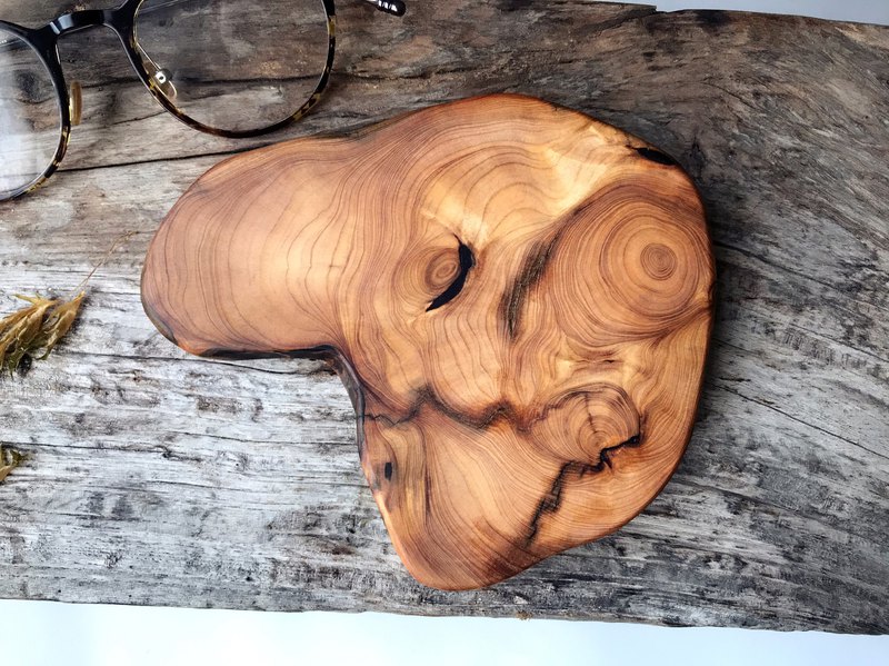 ??木s堅持手作，沒有華麗的樣式，只有隨著木頭旋轉，讓木頭帶領我們磨出它自己的溫潤和溫暖香氣，也更能襯出你的內斂和簡璞氣息.為居家帶來小森林的確幸.