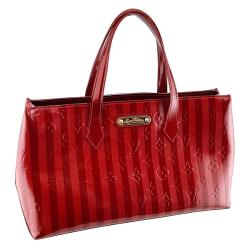 ◎九八成新展示品-半價出清|◎|◎品牌定位:國際精品品牌:LouisVuitton(LV)背法:手提包款:購物包顏色:紅色系外層材質:漆皮適用性別:女生開口方式:敞開式(無收合)尺寸-長X寬X高:寬約