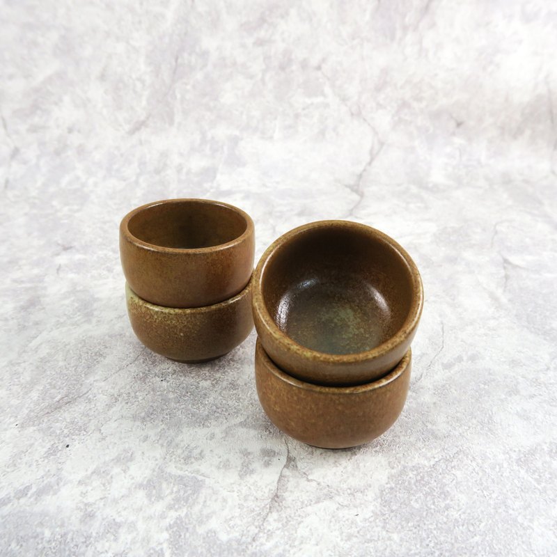 經典燒品茗杯 ●件數:經典燒品茗杯1只 ●材質:天然陶土 ●燒成:1250°C ●尺寸:約Ø5.5cm×H4cm ●產地:台灣/集集