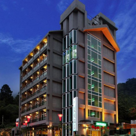 飯店均以電腦自動排房，無法指定樓層以及房號，敬請見諒12.入住時請攜帶身分證件、住宿券13.預定住宿當日取消或未入住者，本住宿券視同票券使用並註銷券號(票券當日取消僅限於氣象局發布陸上颱風警報)14.