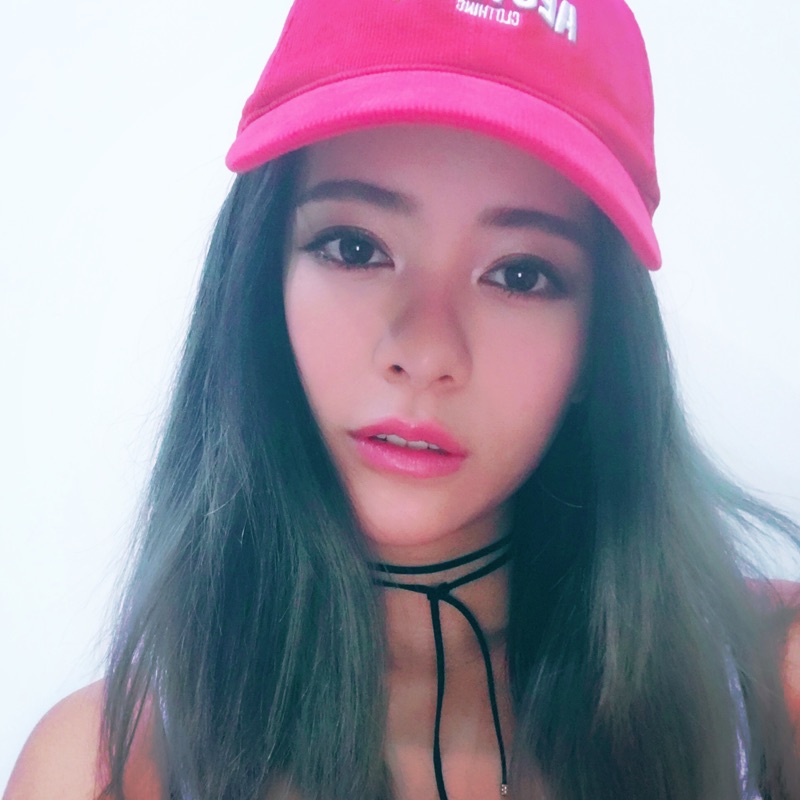 感謝您喜愛〖 Loved 〗飾品。在此提供您產品的保養技巧,能使您的飾品使用得更長久。/ 使用及保養方式 /一、配戴飾品時,請勿直接與水接觸。二、避免與香水和乳液直接接觸（配戴前使用）。三、避免在從事