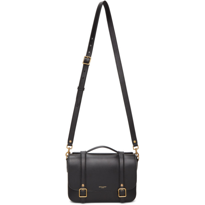 黑色邮差包，采用抛光皮革面料。顶部提手，可拆卸、可调节式钩扣肩带。正面金色徽标印花，磁吸按扣开合，设有两条针扣束带。同色绒面革内里，内附拉链袋和徽标皮牌。复古金色五金。尺寸约为：长 24cm x 高 