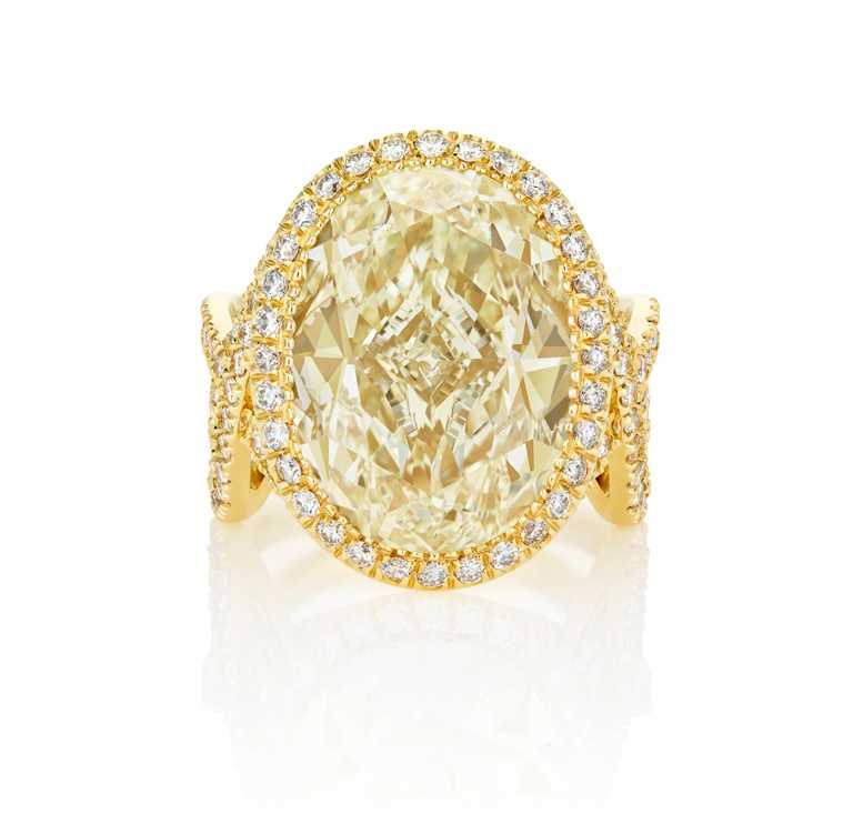 DE BEERS「Aella」系列，18K黃金與白金鑲嵌橢圓形切割黃鑽戒指，價格店洽。（圖╱DE BEERS提供）