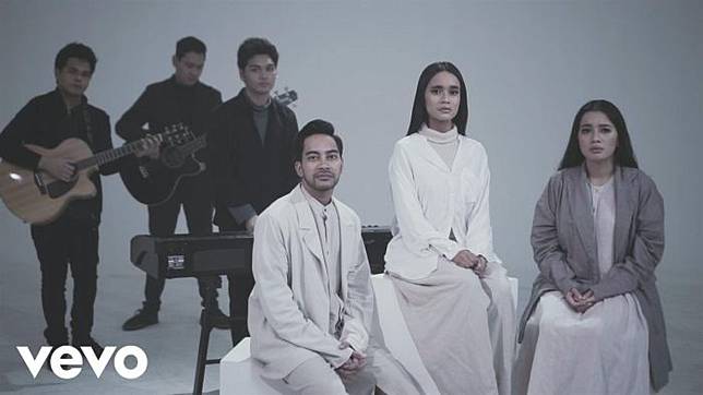 8 Lagu Indonesia Terbaru Dengan Music Video Paling Sedih Yang Bakal Bikin Nangis Cewekbanget Id Line Today