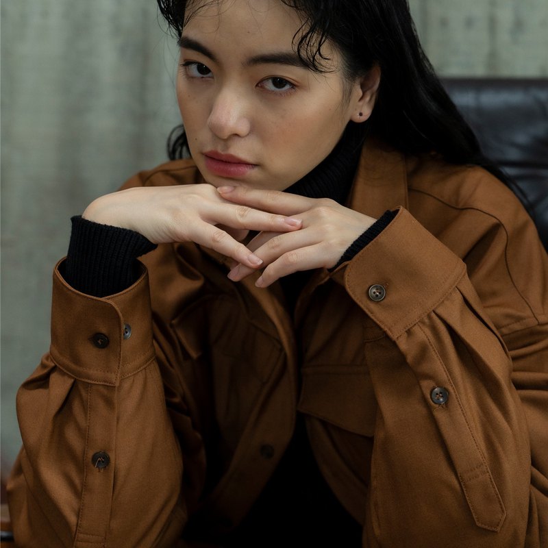 寬鬆感剪裁，承襲haoㄧ貫的無性別限制的服裝理念，面料上選擇具手感挺度的西裝布面料，由於襯衫側邊有小開岔與正面率性大口袋設計，褲子則保留簡單俐落，免除以往前打摺設計，口袋甚至與側邊縫線切齊，自然乾淨的