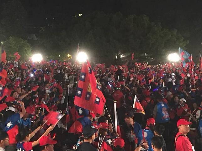 韓國瑜19日在台南水萍塭公園造勢，國民黨台南市黨部主委謝龍介稱現場湧入10萬人。(曹婷婷攝)