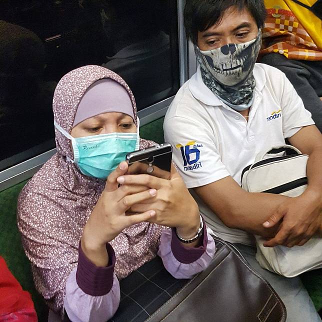 12 Foto Kelakuan Kocak Penumpang Commuterline yang Bikin Ngakak Tapi Juga Heran Sendiri