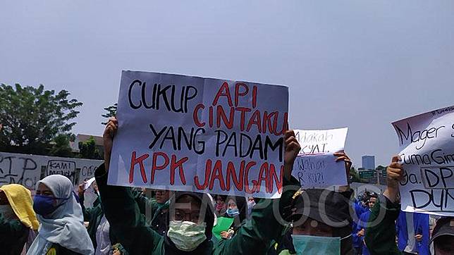 Pendemo mengangkat poster bernada lucu saat ribuan mahasiswa dari berbagai Kampus di Jabodetabek melakukan aksi demo di depan gedung DPR RI, Jakarta, Selasa, 24 September 2019. Di antara sejumlah poster berisi tuntutan rakyat terselip pesan bernada humor. TEMPO/Bernetta Nindya