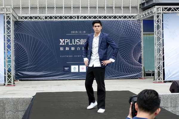 桃園西服推薦-西服先生，X-PLUS創世界服飾聯合展示會，進口日本高精密科技裁剪床、獨立設計師團隊，快速、合身的平價桃園訂製西服