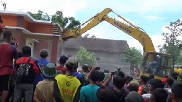 Selingkuh saat Ditinggal Suami Jadi TKI, Rumah Sendiri Dibolduser