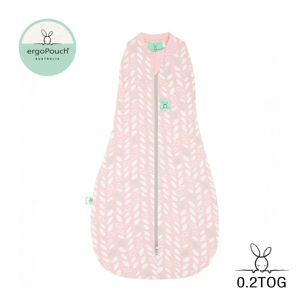 ergoPouch二合一舒眠包巾採用獨特專利設計提高包巾使用便利性再也不需繁瑣的包覆步驟讓襁褓中的嬰兒擁有更安穩的睡眠並可輕鬆轉換為防踢背心用途，延長產品使用期間!此款為有機棉款,更加呵護寶貝的肌膚~