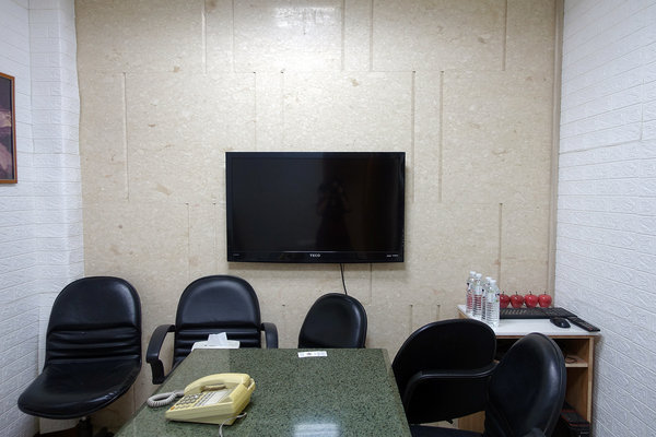 銀狐大理石-八里聯利石材，大理石材推薦，翡翠、瑞士白大理石，白色系大理石，電視牆、玄關、浴室、檯面適用大理石，有礦山自產自銷的大理石材廠推薦