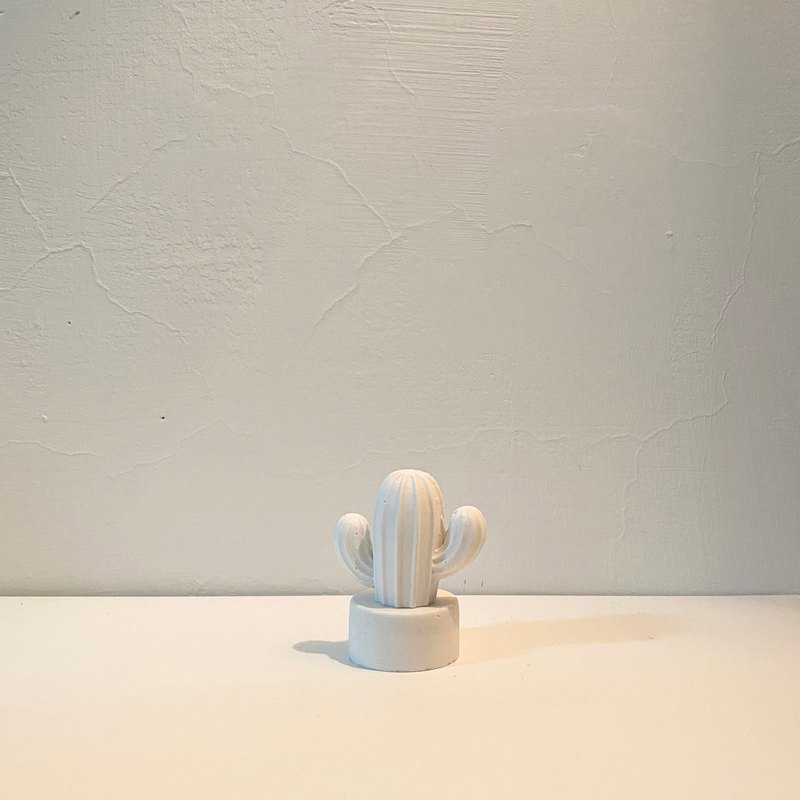 -品名： 小仙人掌 Plaster & Healing Plant c1 -重量：約43g -尺寸：厚度約2.1cm 高約4.5cm 寬約5.5cm -附贈香精油：1ml (不含定香劑) -內容物：高