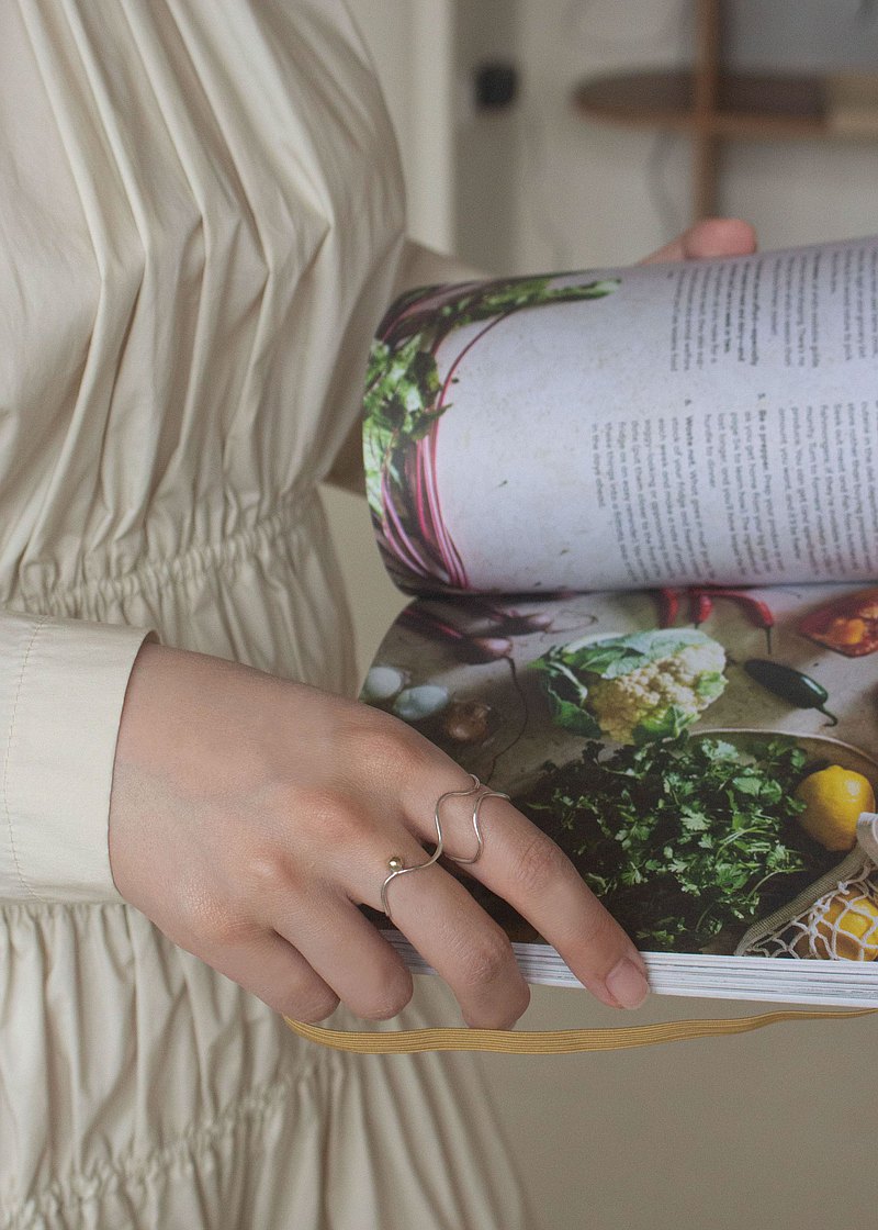 細銀線纏繞兩指，不過於浮誇，反而添加了幾分優雅。 波浪上小小的銀珠點綴，銀色的流線，彷彿指上有清涼的水波流過。