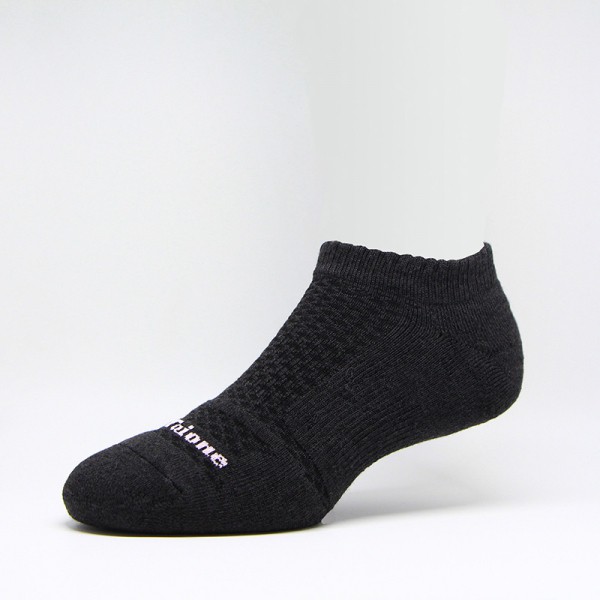 看更多台灣好襪➜ #OH9黑狗運動襪 /// 品牌故事 ///曾經是運動員的黑狗兄，因一場車禍結束了黑狗兄的國手夢。從台中體專休學轉而研讀紡織，熱愛運動的黑狗兄藉由紡織專業來提升運動員的裝備品質。回想